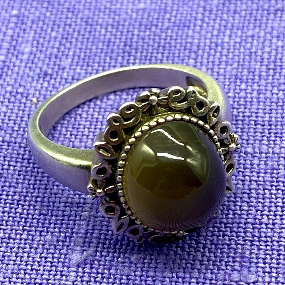 Vintage sterling silver round moonstone ring in size 8. 💐